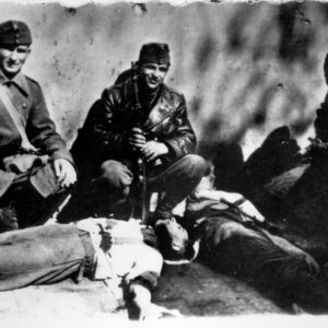 Magyar katonák utcán heverő civilruhás holttestek mellett-1941 (Forrás: Magyar Nemzeti Múzeum/87.828)
